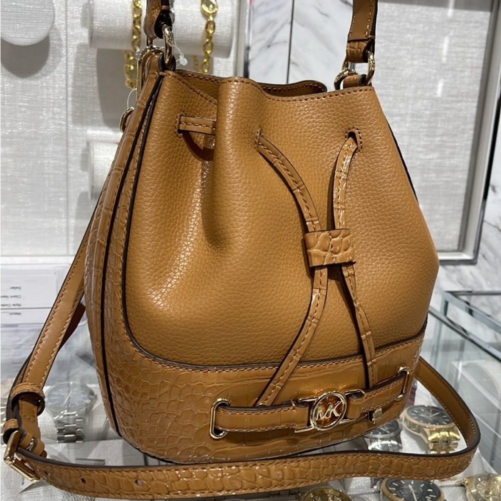 MICHAEL KORS
Reed Medium Pebbled Leather Belted Bucket Messenger SatchelCrossbo - Picture 3 of 16
